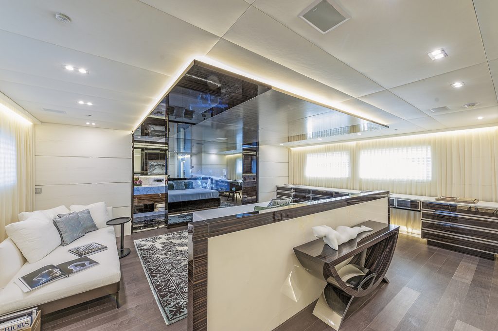 Admiral Maxima 47 Entourage