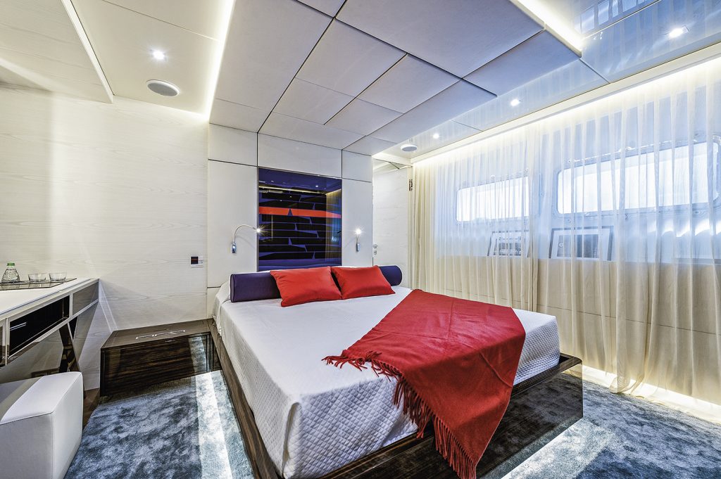 Admiral Maxima 47 Entourage