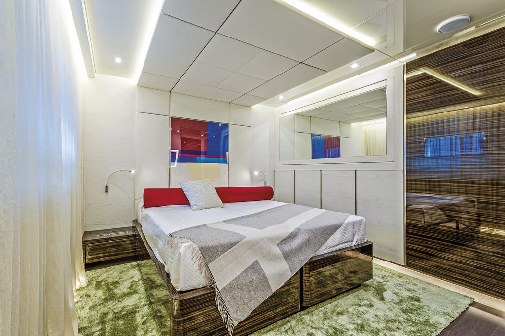 Admiral Maxima 47 Entourage