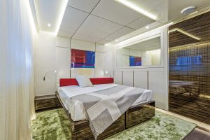 Admiral Maxima 47 Entourage