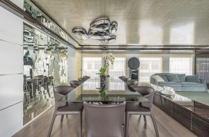 Admiral Maxima 47 Entourage