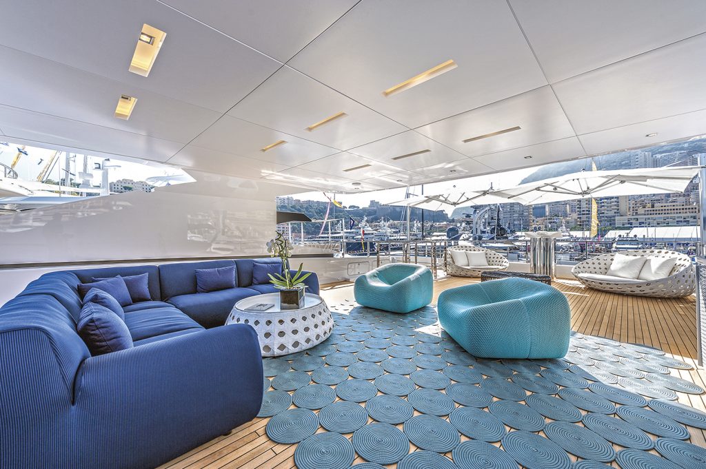Admiral Maxima 47 Entourage