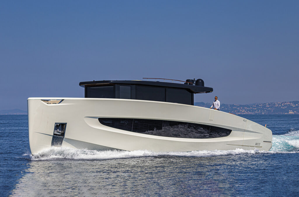 EVO Yachts V8