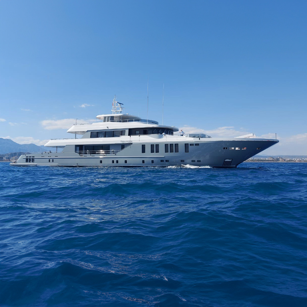 Il superyacht Thanuja, completamente refittato, è pronto per il charter estivo nel Mediterraneo. Scopri il nuovo lusso a bordo!