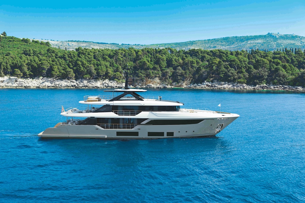 Custom Line Navetta 38: lusso italiano su 38,76m. Design innovativo, tecnologia avanzata e comfort senza pari in mare.