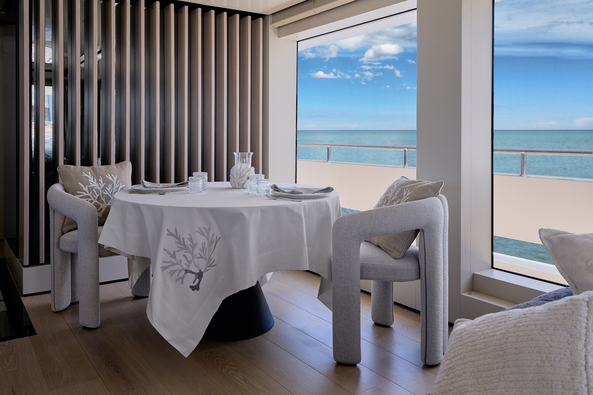 Scopri il lusso della biancheria Mastro Raphael a bordo del Rosetti Superyacht 38M Explorer. Eleganza senza pari.