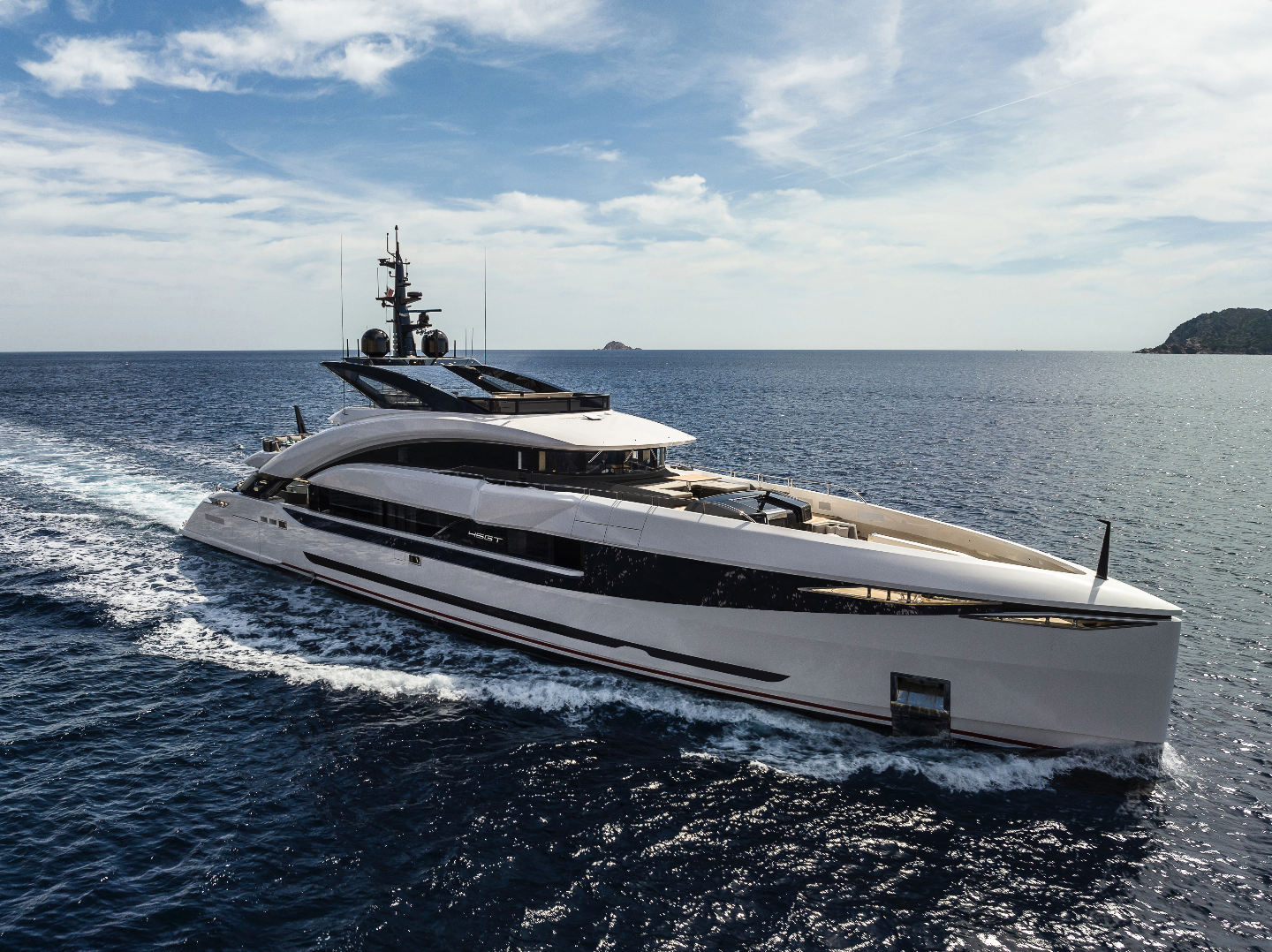 ISA Yachts annuncia la vendita della quarta unità della serie Granturismo 45M. Consegna prevista nel 2026, design firmato Enrico Gobbi.