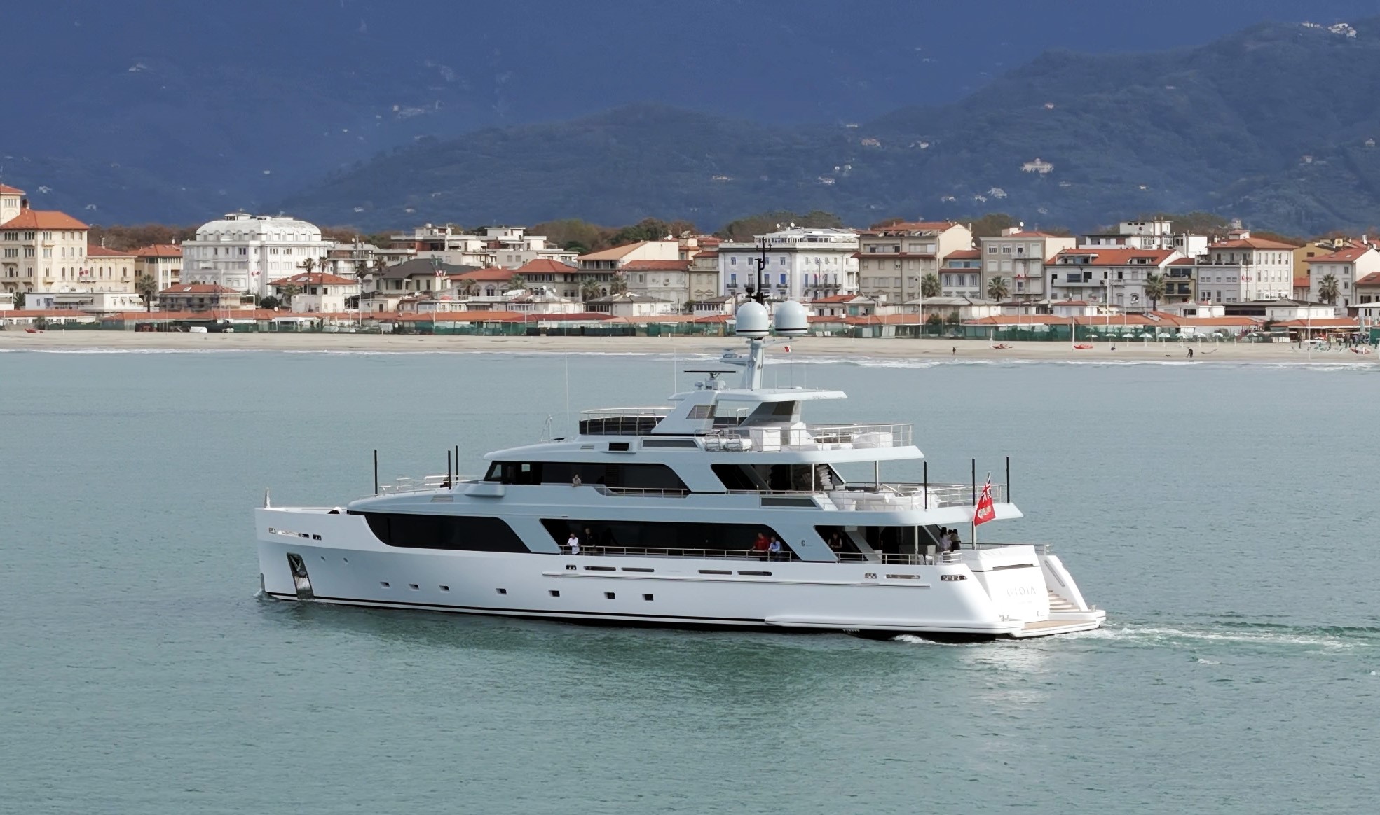 Consegna del Codecasa 43 – M.Y. Gioia: yacht di lusso custom da 43m, design esclusivo, motori Caterpillar C32 e Jacuzzi.