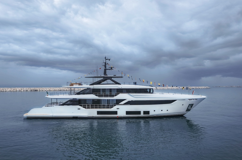 Custom Line Navetta 38: secondo varo in un anno. Yacht di lusso personalizzabile con design raffinato e comfort totale.