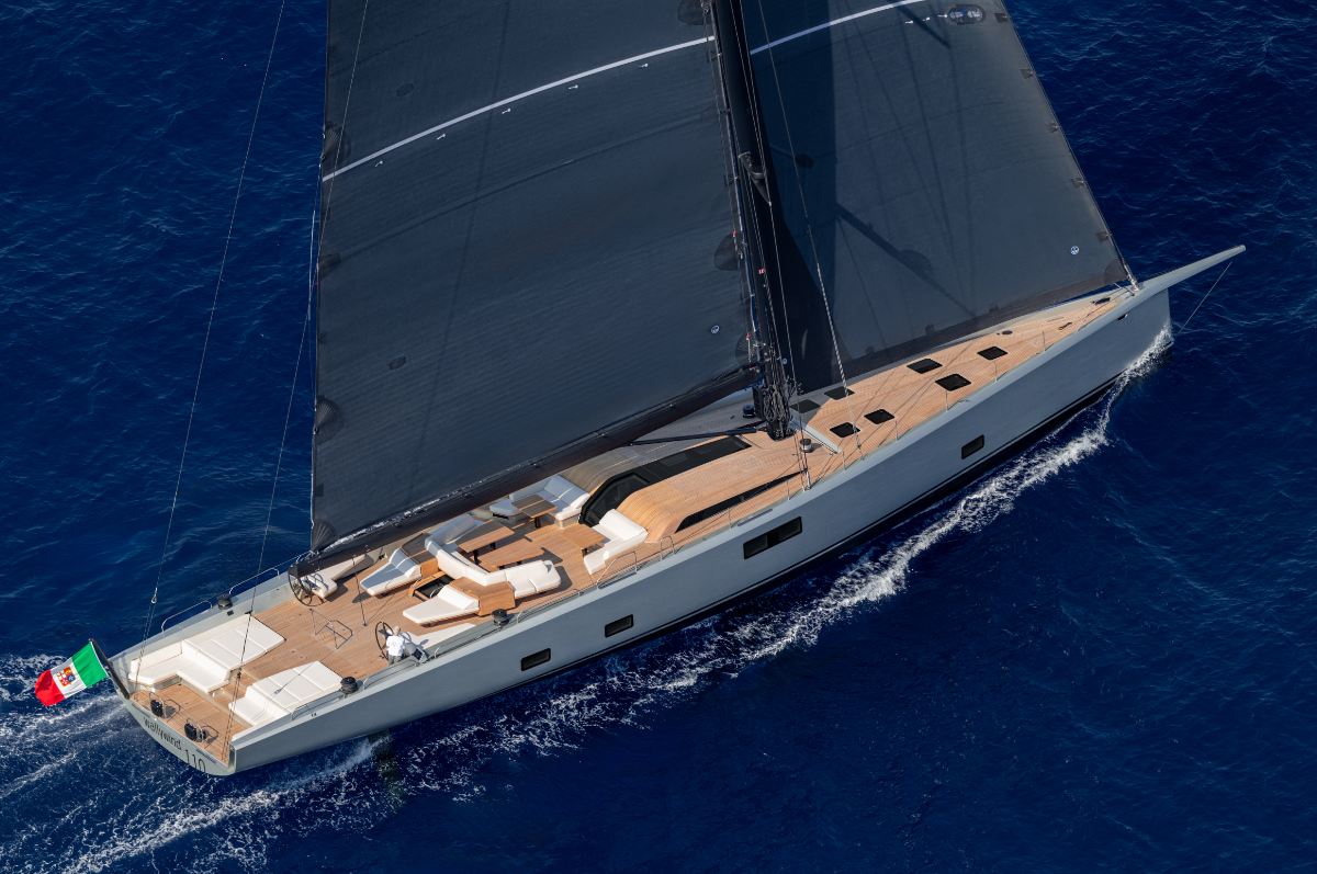 Wally presenta il nuovo wallywind110: eleganza sand-grey, interni modulari e prestazioni da regata a Cannes 2025.